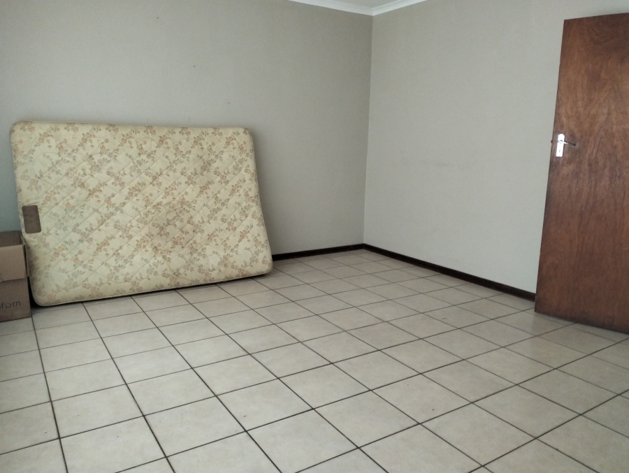To Let 4 Bedroom Property for Rent in Hankey Eastern Cape